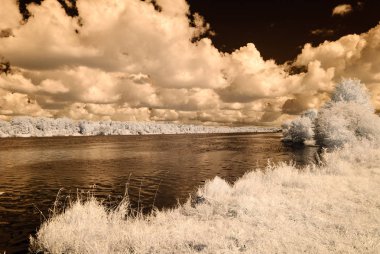 dramatik bulutlar ile deniz plaj. kızılötesi görüntü