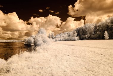 Göl yansımalar. kızılötesi görüntü