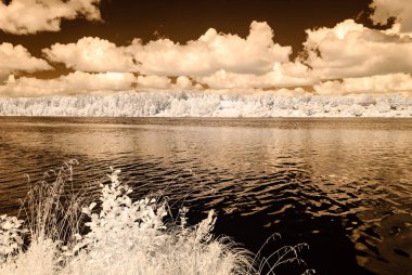 dramatik bulutlar ile deniz plaj. kızılötesi görüntü