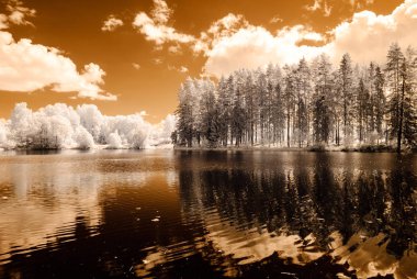 Göl yansımalar. kızılötesi görüntü