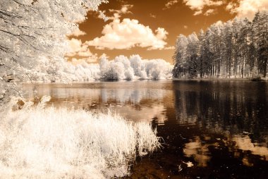 Göl yansımalar. kızılötesi görüntü