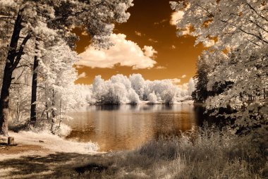 Göl yansımalar. kızılötesi görüntü