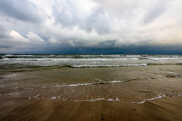 Vista de una playa tormentosa por la mañana . — Foto de Stock