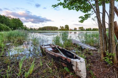 yaz göl üzerinde renkli bulutlar