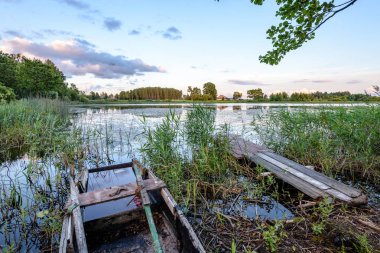 yaz göl üzerinde renkli bulutlar