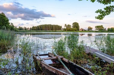 yaz göl üzerinde renkli bulutlar