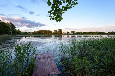 yaz göl üzerinde renkli bulutlar