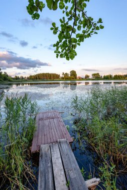yaz göl üzerinde renkli bulutlar