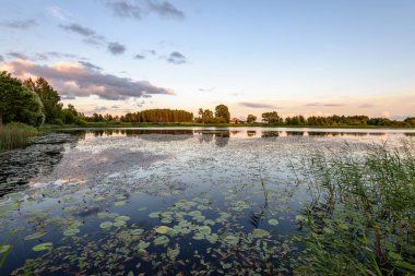 yaz göl üzerinde renkli bulutlar