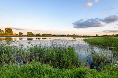 yaz göl üzerinde renkli bulutlar