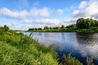 yaz göl üzerinde renkli bulutlar