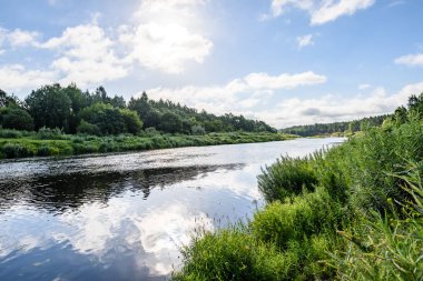 yaz göl üzerinde renkli bulutlar