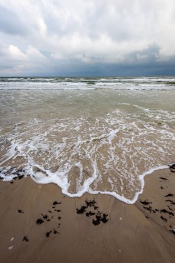 Fırtınalı bir plaj sabah görünümünü.