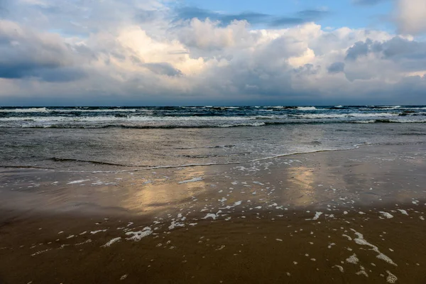 Utsikt över en stormig strand på morgonen. — Stockfoto