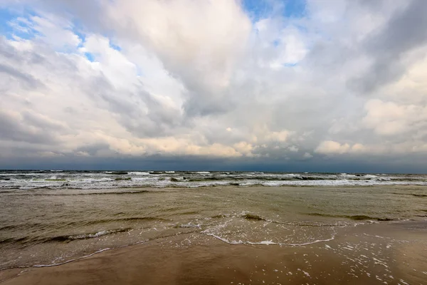 Vista de una playa tormentosa por la mañana . — Foto de Stock