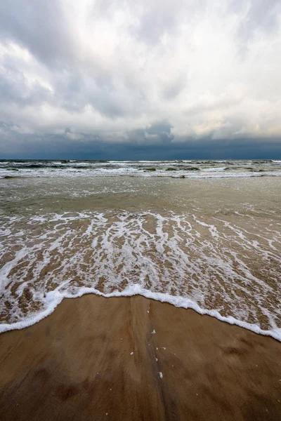 Vista de una playa tormentosa por la mañana . — Foto de Stock