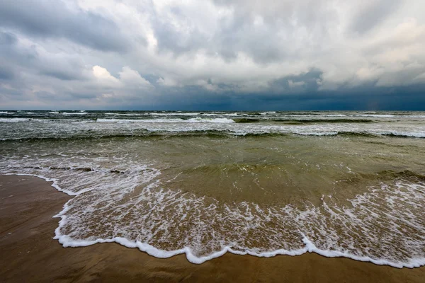 Vista de una playa tormentosa por la mañana . — Foto de Stock