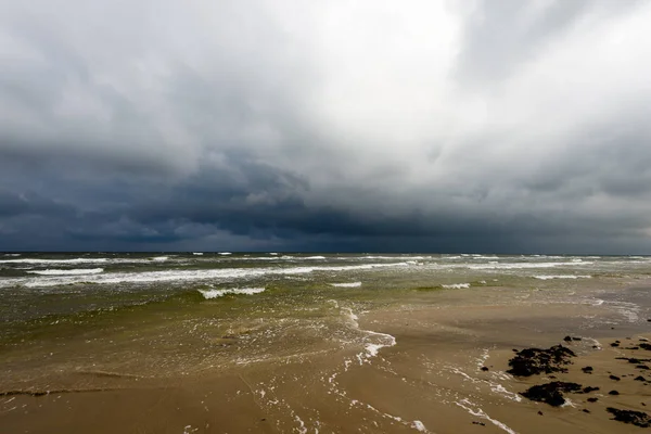 Vista de una playa tormentosa por la mañana . — Foto de Stock