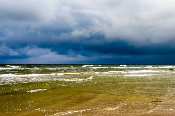 Вид на бурный пляж утром . — стоковое фото