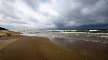 Fırtınalı bir plaj sabah görünümünü.