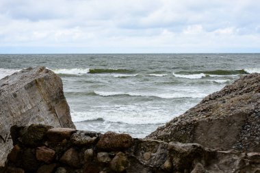 eski savaş kale Harabeleri sahilde