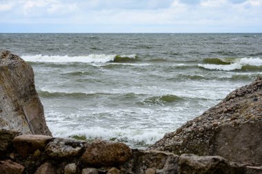 eski savaş kale Harabeleri sahilde