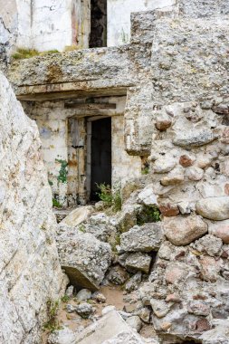 eski savaş kale Harabeleri sahilde