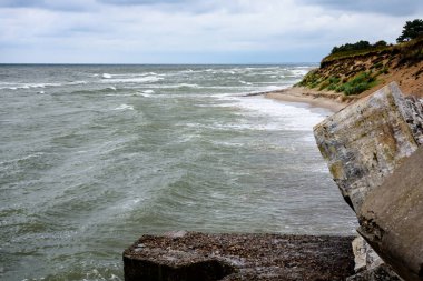eski savaş kale Harabeleri sahilde