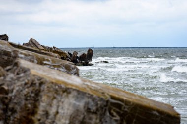 eski savaş kale Harabeleri sahilde