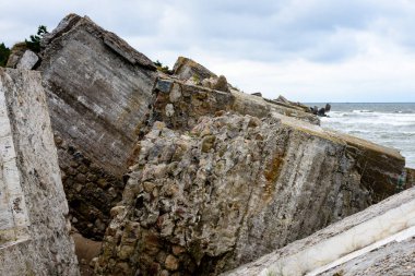 eski savaş kale Harabeleri sahilde