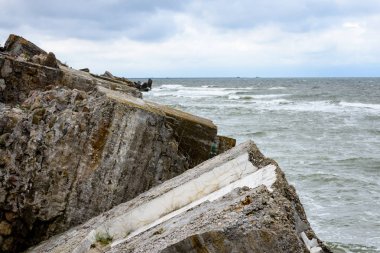 eski savaş kale Harabeleri sahilde