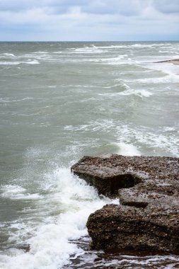 eski savaş kale Harabeleri sahilde