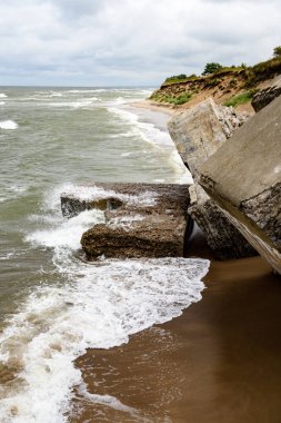 eski savaş kale Harabeleri sahilde