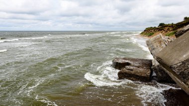 eski savaş kale Harabeleri sahilde