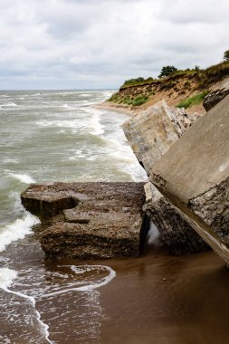 eski savaş kale Harabeleri sahilde