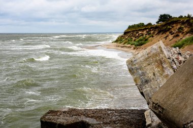 eski savaş kale Harabeleri sahilde