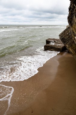 eski savaş kale Harabeleri sahilde