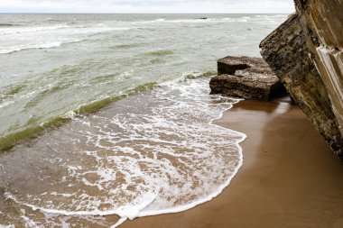 eski savaş kale Harabeleri sahilde