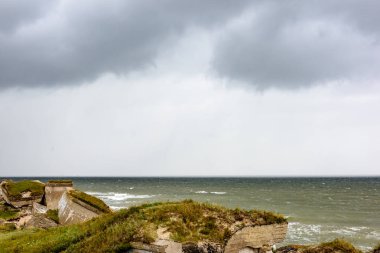 eski savaş kale Harabeleri sahilde