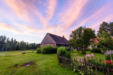 kırsal üzerinde dramatik günbatımı