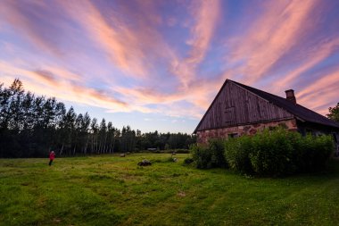 kırsal üzerinde dramatik günbatımı