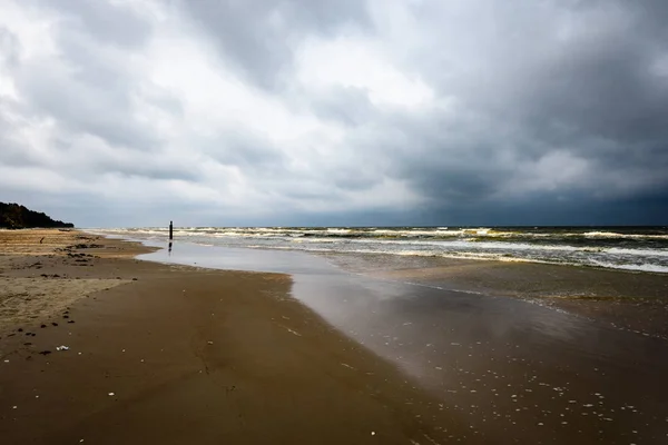 Widok na burzliwy plaży rano. — Zdjęcie stockowe