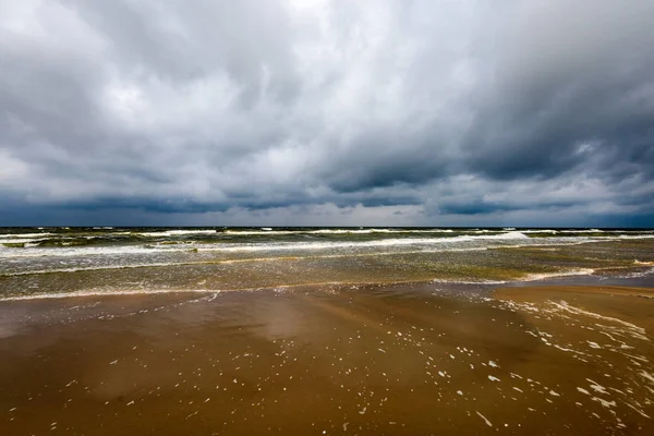 Vista de una playa tormentosa por la mañana . — Foto de Stock