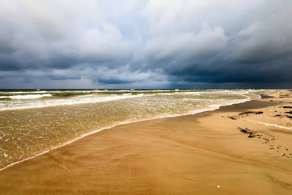 Вид на бурхливий пляж вранці . — стокове фото
