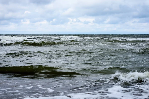 Fırtınalı bir plaj sabah görünümünü.