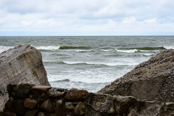eski savaş kale Harabeleri sahilde