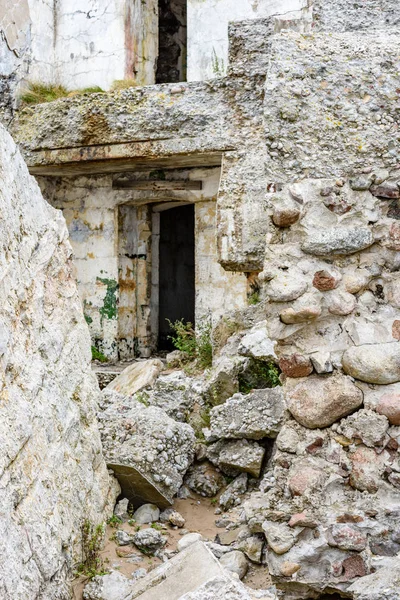 eski savaş kale Harabeleri sahilde