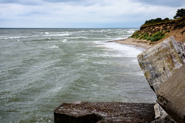 eski savaş kale Harabeleri sahilde