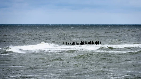 Vue d'une plage orageuse le matin . — Photo