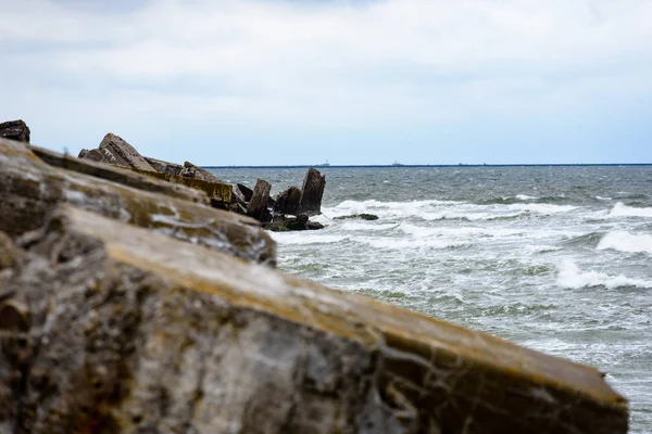 eski savaş kale Harabeleri sahilde